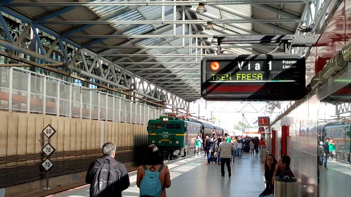 Tren histórico en una estación de Madrid