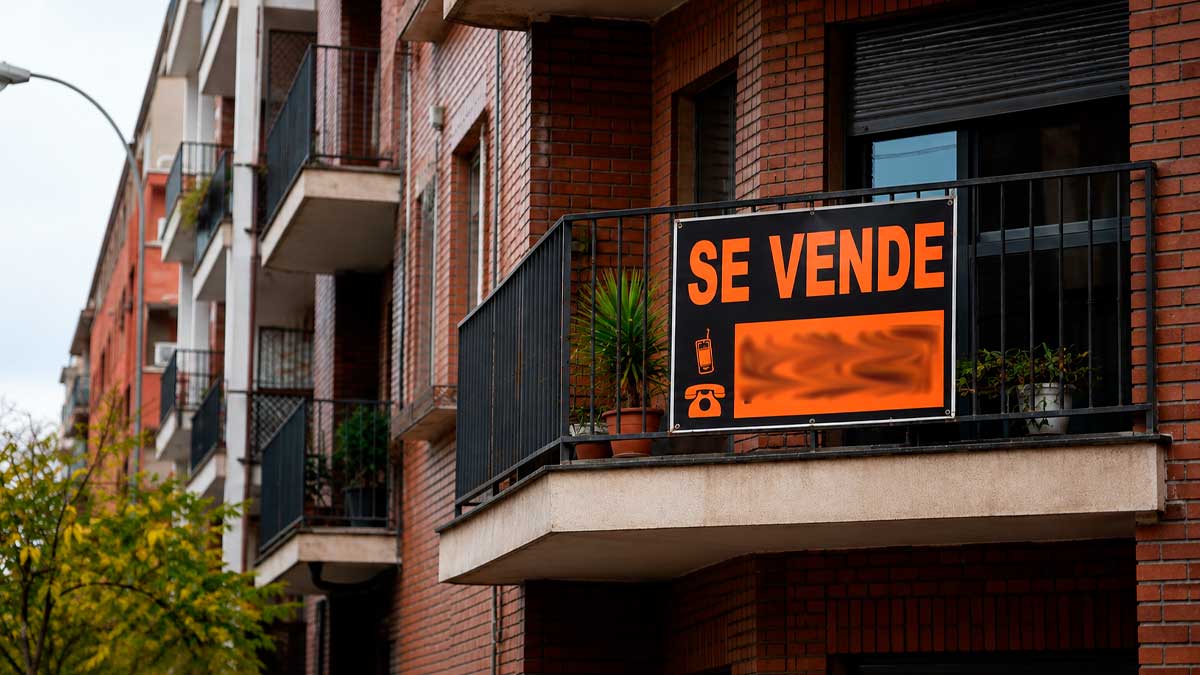 Cartel de "se vende" en un piso de vivienda usada en Madrid