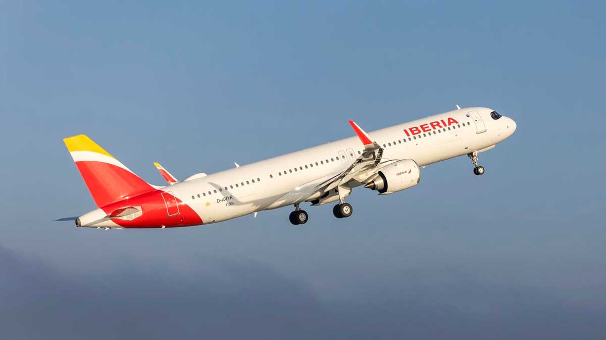 Avión de Iberia despegando para el vuelo especial del eclipse a 10.000 metros