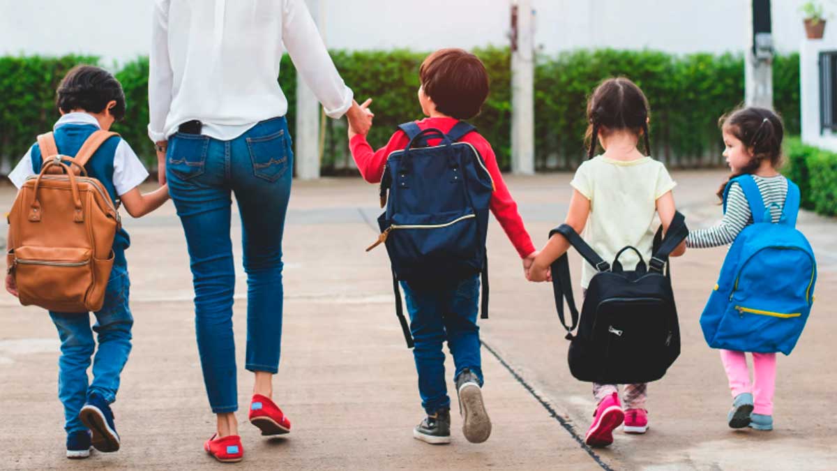 Familias con niños durante la vuelta al cole en Madrid