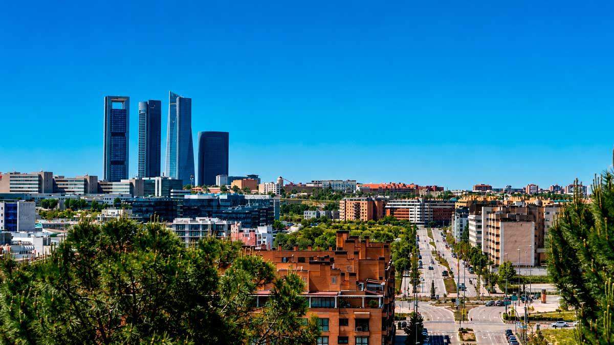 Cielo despejado sobre Madrid durante una jornada de calor a comienzos de septiembre