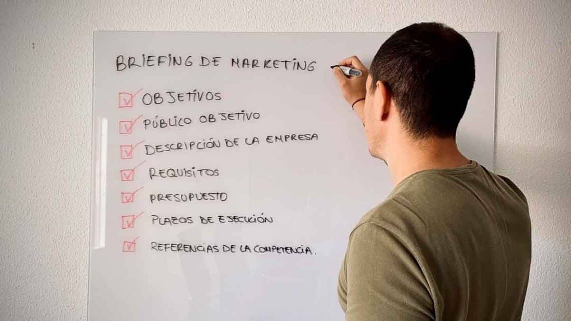 Especialista realizando el esquema de un briefing.