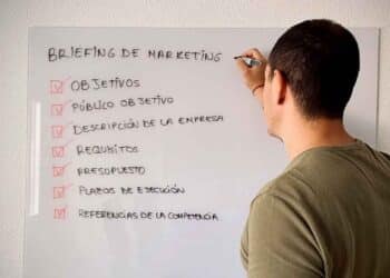 Especialista realizando el esquema de un briefing.