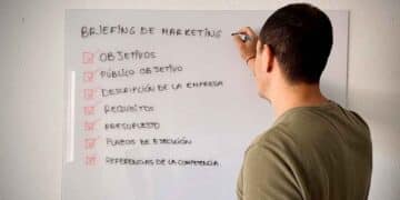 Especialista realizando el esquema de un briefing.