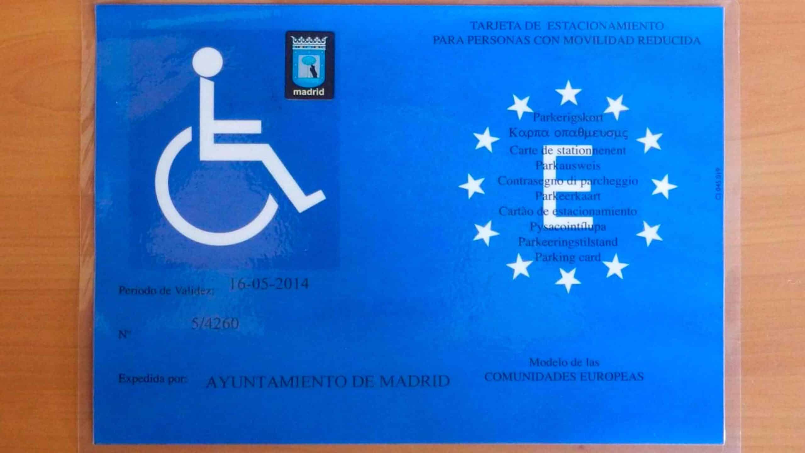 Tarjeta de estacionamiento para personas con movilidad reducida.