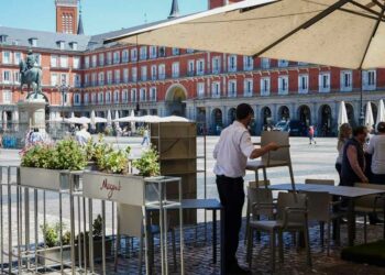 Personal hostelero preparándose para una nueva jornada de trabajo en Madrid