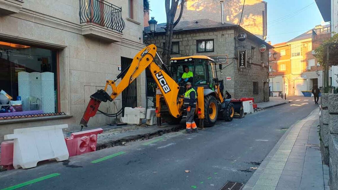 Camión arreglando las calles de Galapagar.