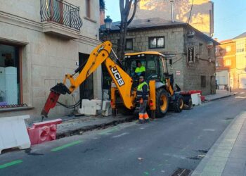 Camión arreglando las calles de Galapagar.