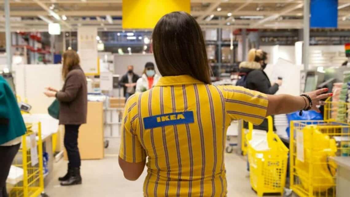 Empleada de Ikea de espaldas reorganizando el stock de la tienda