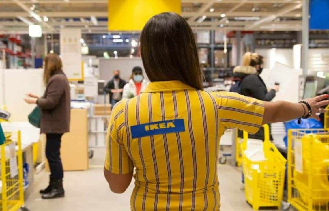 Empleada de Ikea de espaldas reorganizando el stock de la tienda
