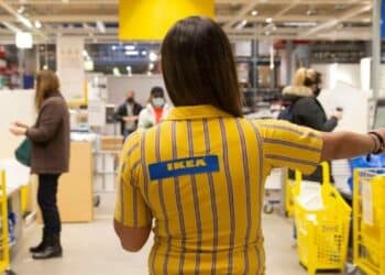 Empleada de Ikea de espaldas reorganizando el stock de la tienda