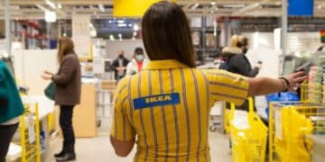 Empleada de Ikea de espaldas reorganizando el stock de la tienda