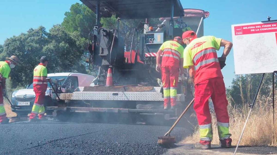 Obreros realizando obras de conservación.