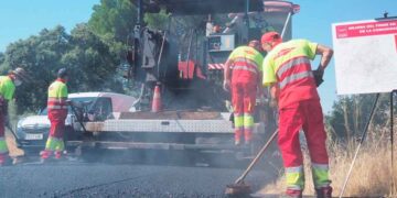 Obreros realizando obras de conservación.