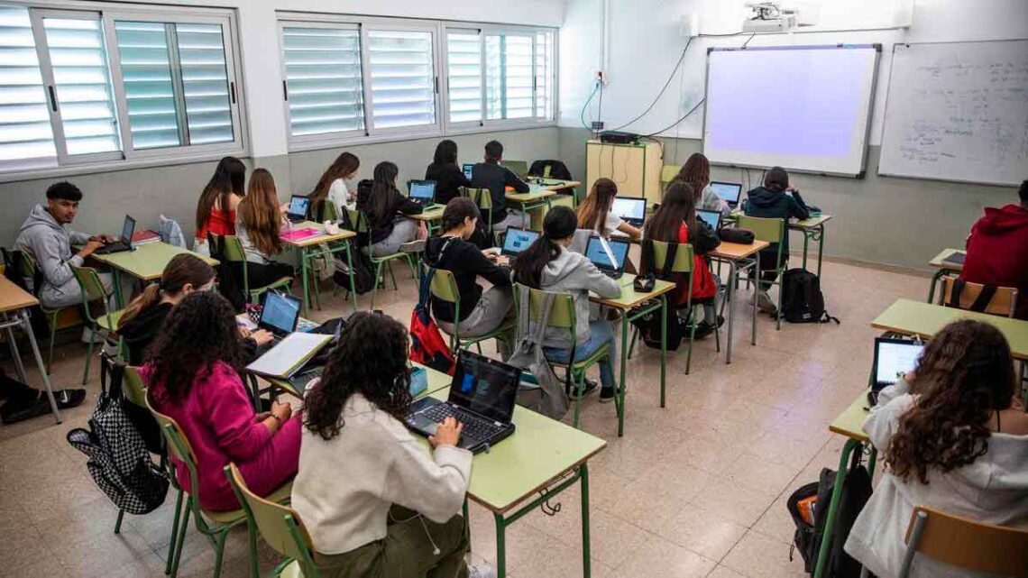 Alumnos en clase estudiando