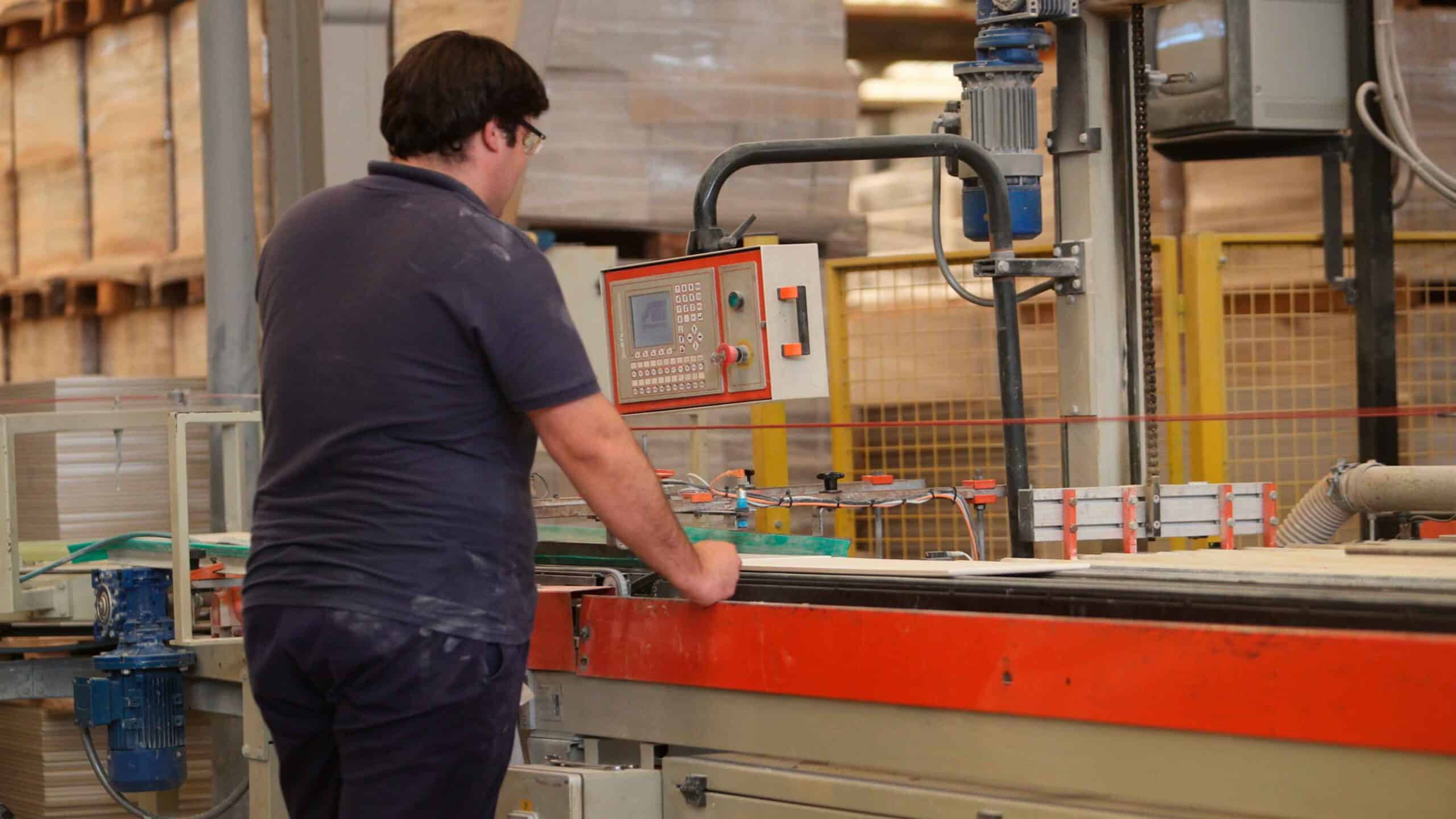 Operario de producción trabajando en una fábrica.