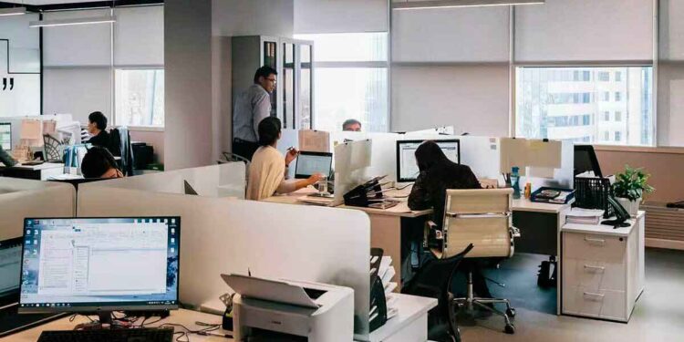 Sueldo de 2.250 euros en horario de 9 a 18h: Adecco busca personal en Madrid para trabajar como administrativo