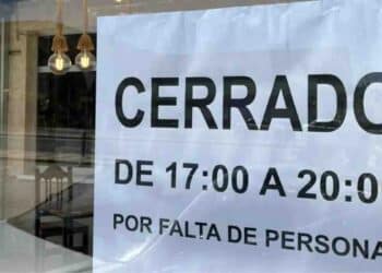 Carteles de cerrado por falta de personal