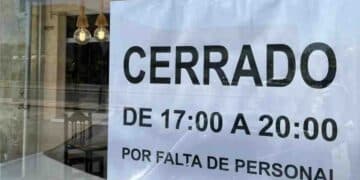 Carteles de cerrado por falta de personal