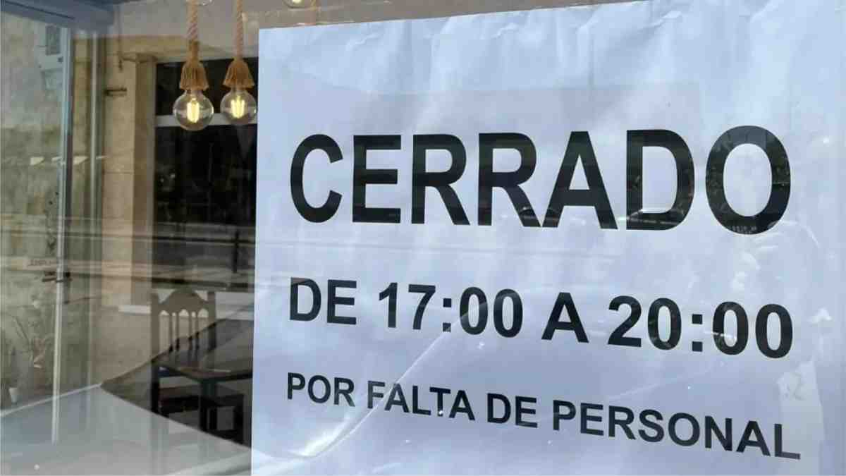 Carteles de cerrado por falta de personal