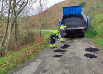 Operarios mantenimiento de carreteras