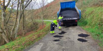 Operarios mantenimiento de carreteras