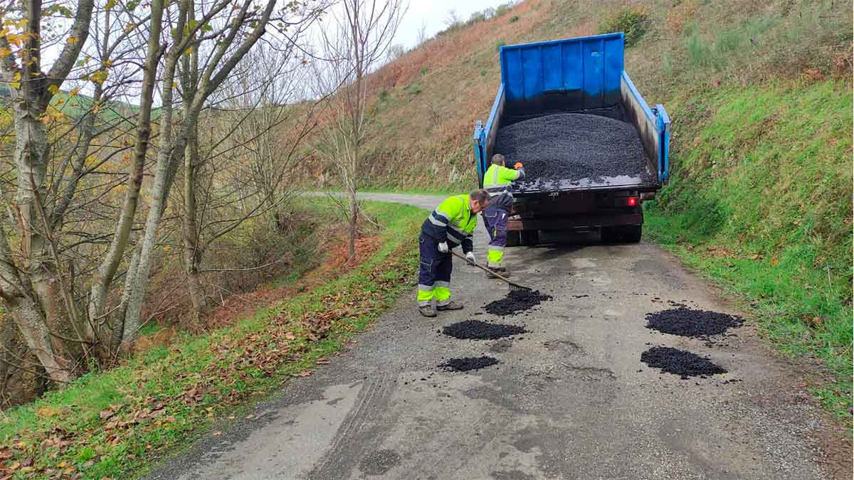 Operarios mantenimiento de carreteras