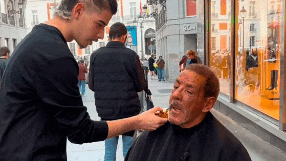 Peluquero presta sus servicios a los más necesitados.