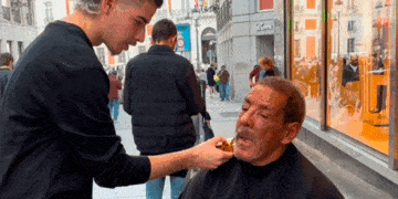 Peluquero presta sus servicios a los más necesitados.