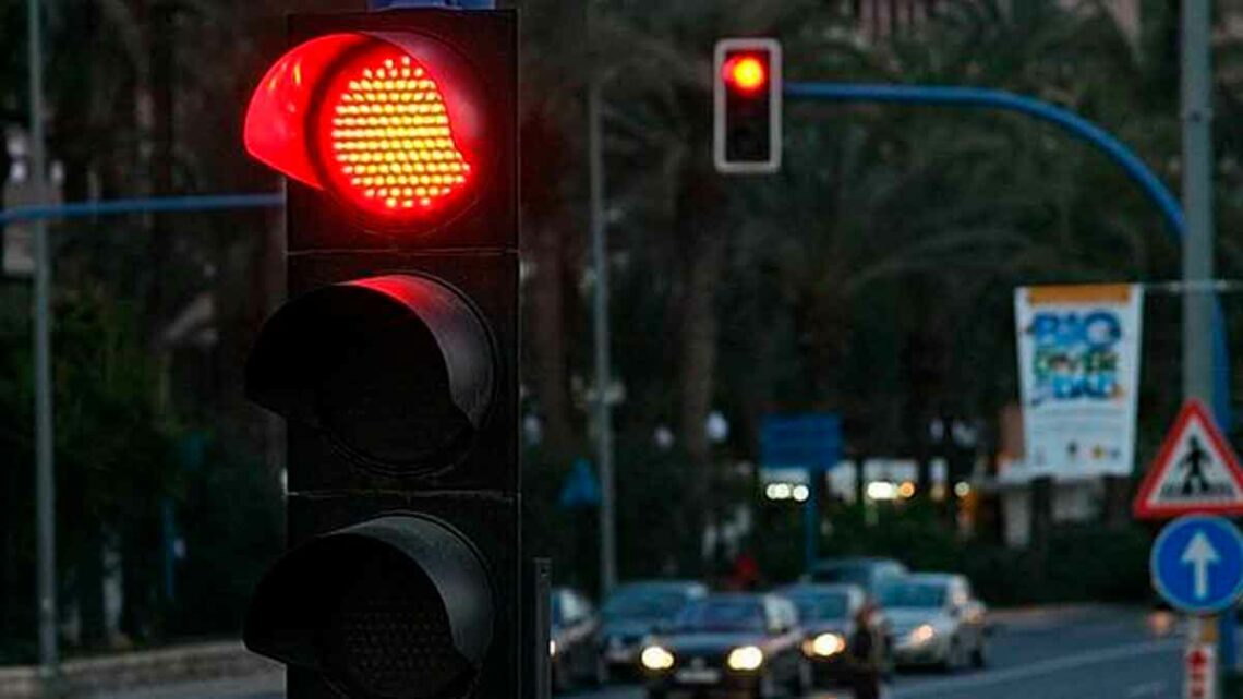 Teléfono móvil semáforo rojo