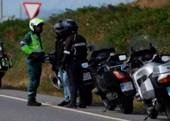 La DGT permitirá que las motos circulen por el arcén