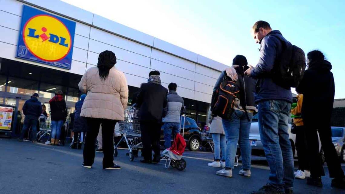 Avalancha de personas a las puertas de Lidl para comprar su producto estrella para el hogar por 9,99 €