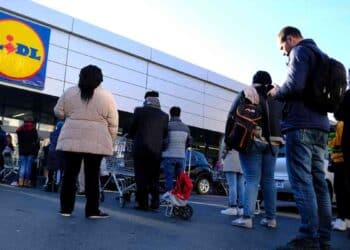 Avalancha de personas a las puertas de Lidl para comprar su producto estrella para el hogar por 9,99 €