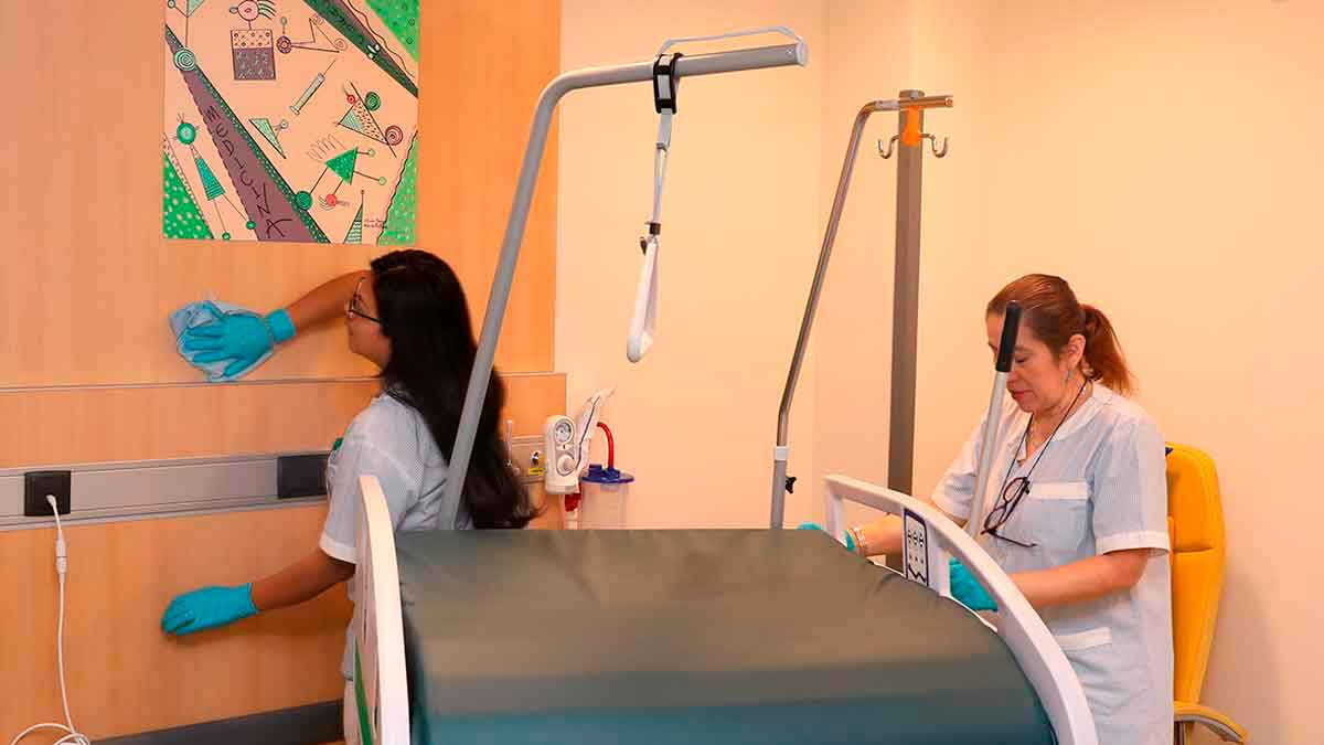 Personal limpiando residencia de ancianos.