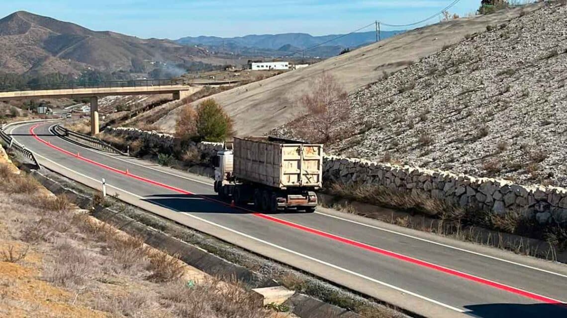 Línea roja carretera