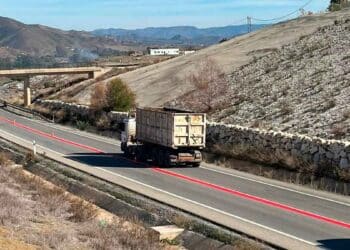 Línea roja carretera